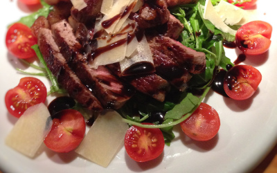 Steakstreifen auf Rucola Salat