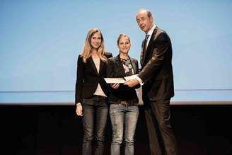Bildunterschrift: Kongresspräsident Professor Joachim Labenz überreicht den DGVS Medienpreis an Jill und Giulia Enders (von links: Jill Enders, Giulia Enders, Joachim Labenz) Foto: Franziska Werner