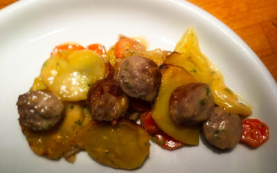 Kartoffel-Möhren-Auflauf mit Würstchen und Kräuter-Käse-Sauce