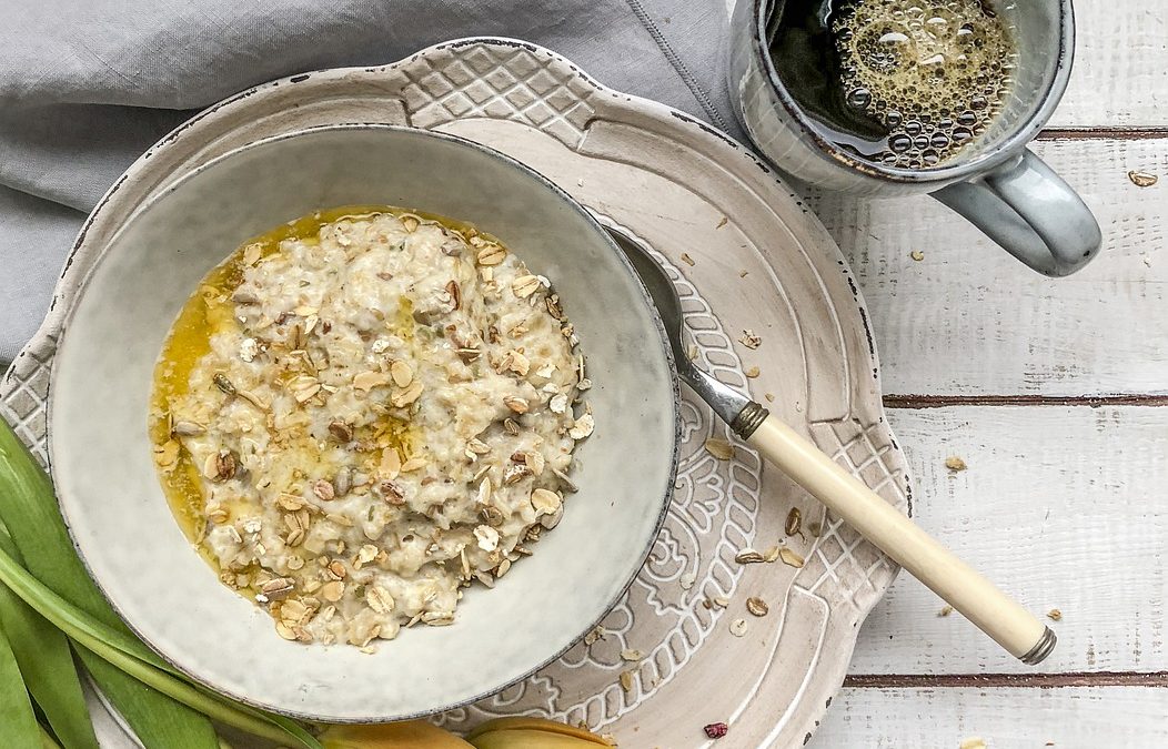 Leckeres Porridge / Haferbrei zum Frühstück mit Obst