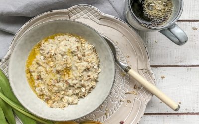 Leckeres Porridge / Haferbrei zum Frühstück mit Obst